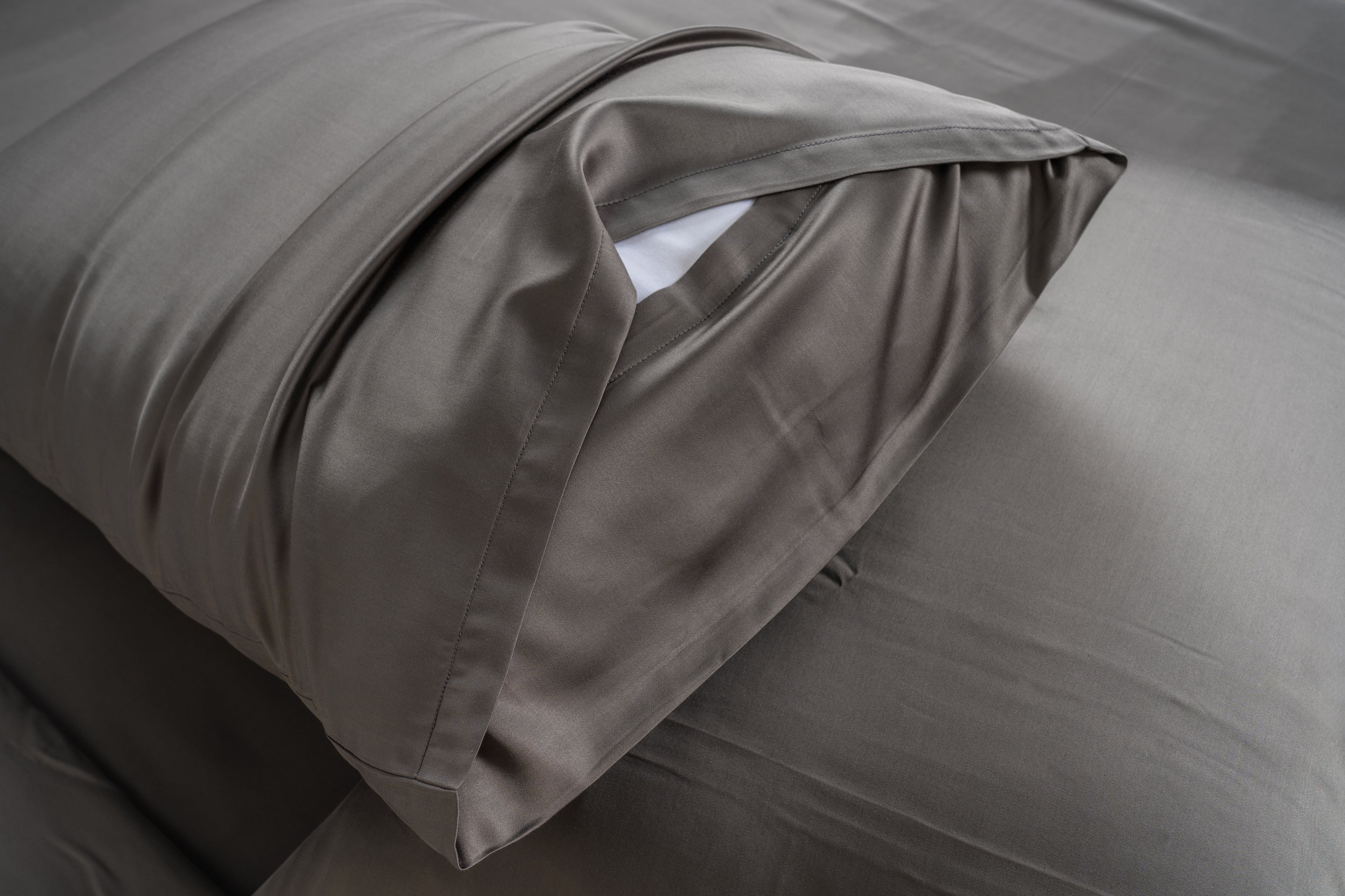 Taies d'oreiller gris foncé