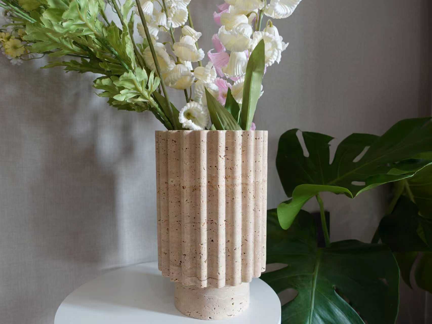 Grande vase rainuré travertin